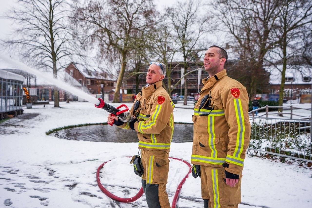 Met water werd de sneeuw van het dak gespoten (foto: Persbureau Heitink).