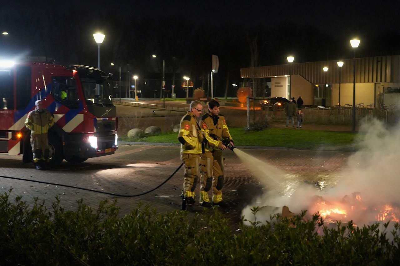 Vuurwerkresten in brand (foto: .eroen Stuve / Persbureau Heitink).