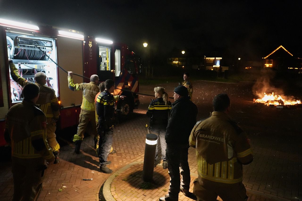 Vuurwerkresten in brand (foto: .eroen Stuve / Persbureau Heitink).