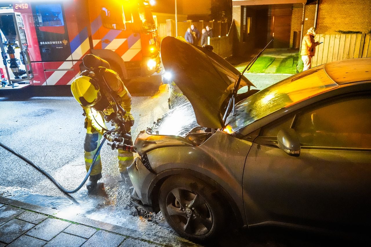 Autobrand Oss (foto: Lucas Lammers / Persbureau Heitink).