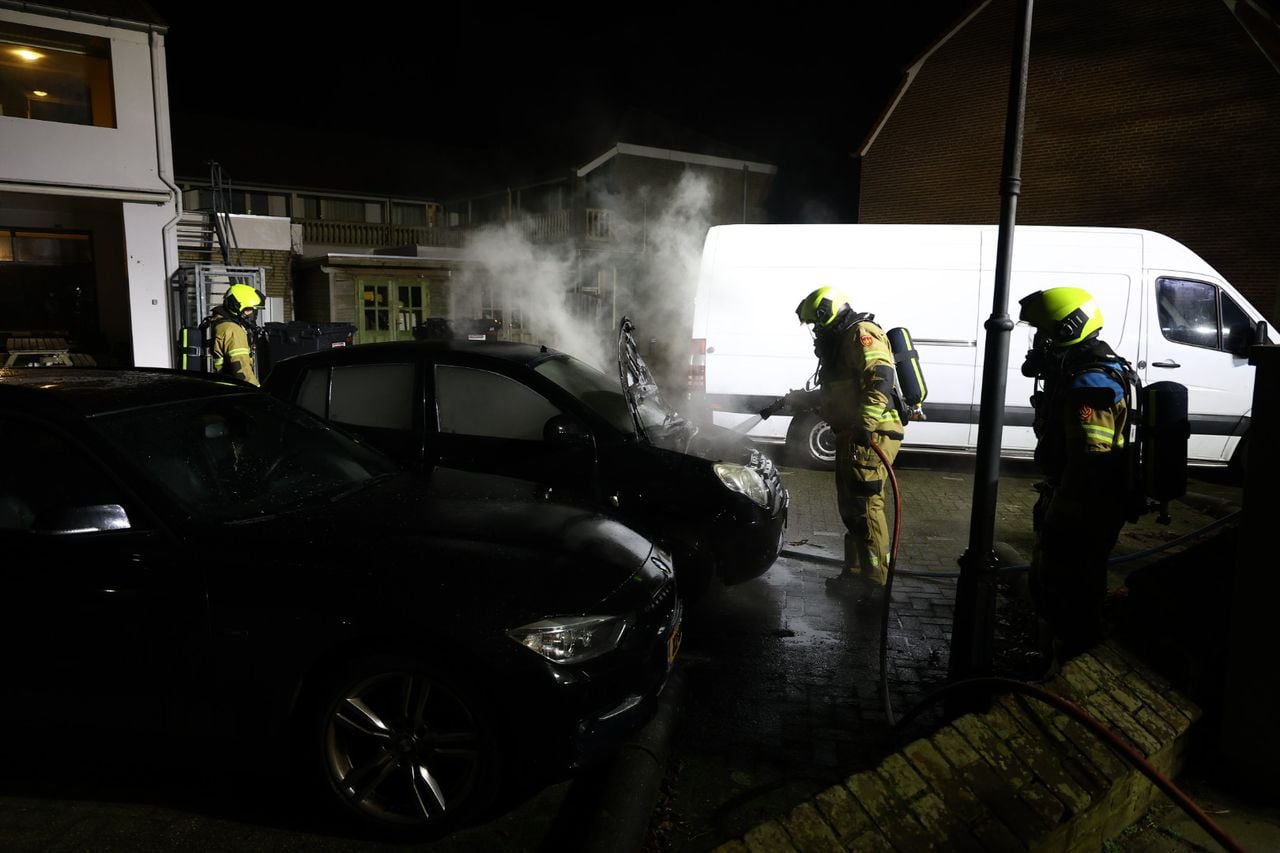 De brandweer is aan het nablussen (foto: Saskia Kusters/Persbureau Heitink).