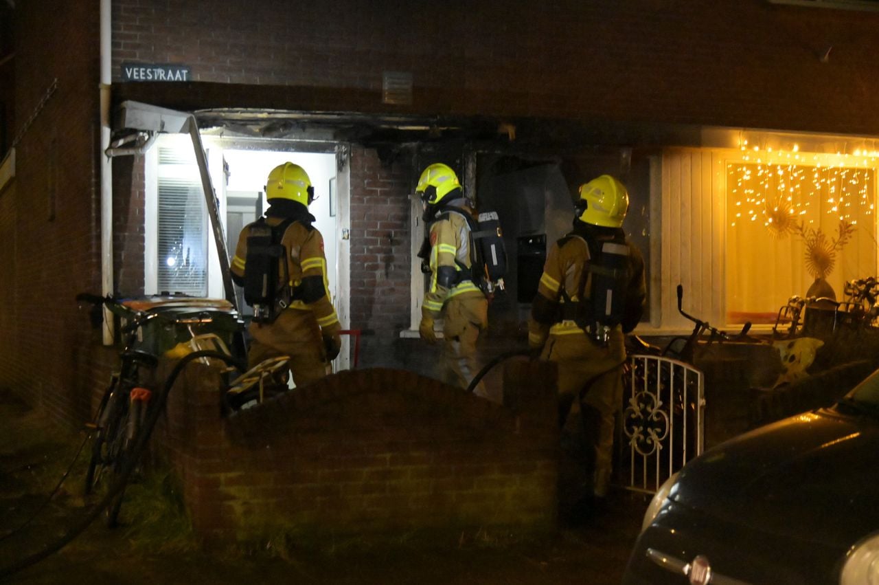 De brandweer controleert het huis na de explosie (foto: Perry Roovers/Persbureau Heitink).