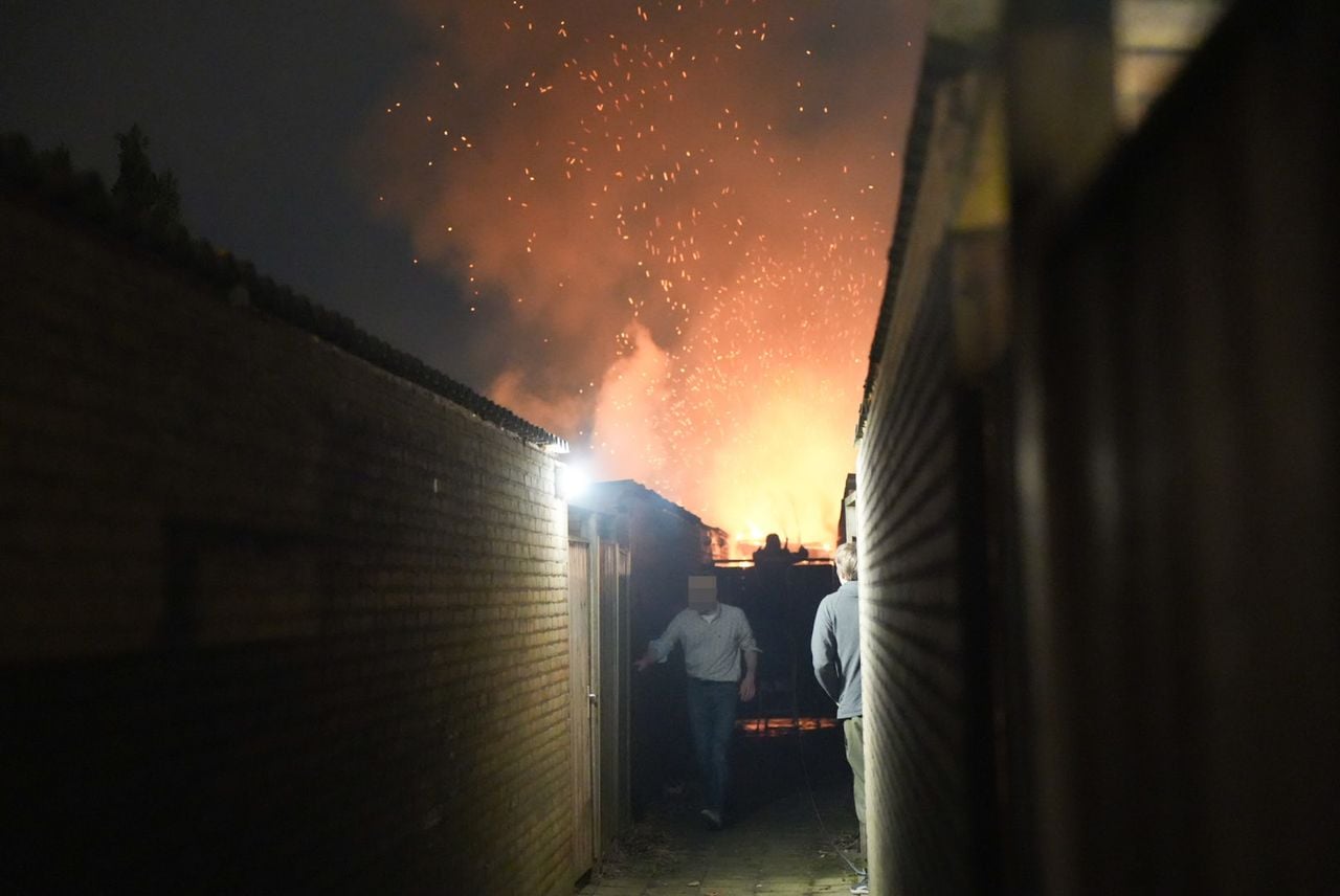 Vier schuurtjes stonden in brand (Foto: Erik Haverhals / Persbureau Heitink).
