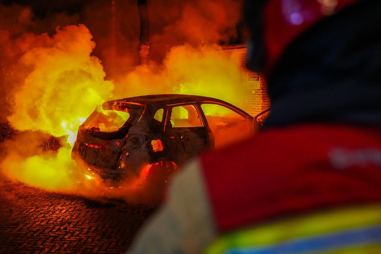 Een auto ging in vlammen op (Foto: Dave Hendriks / Persbureau Heitink).
