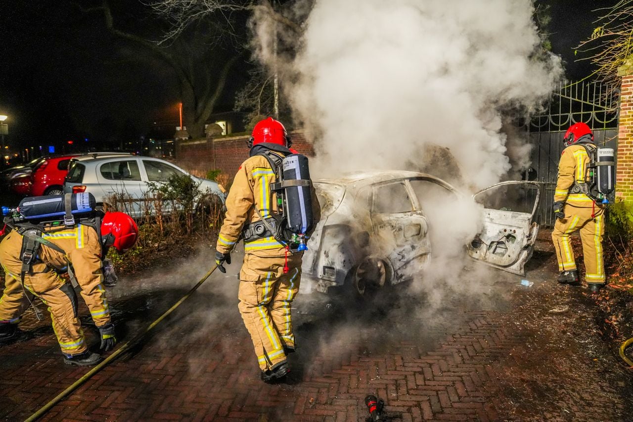Een auto ging in vlammen op (Foto: Dave Hendriks / Persbureau Heitink).