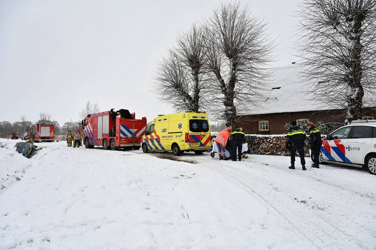Automobilist belandt in sloot in Oisterwijk (foto: Toby de Kort / Persbureau Heitink). 