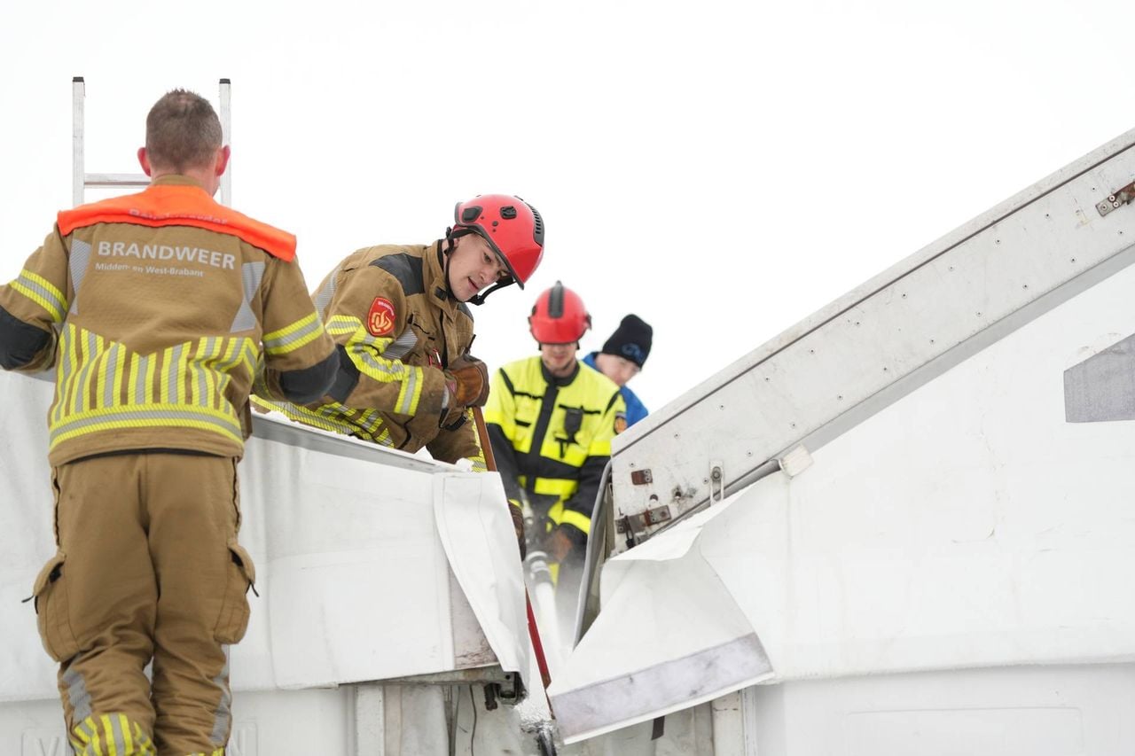 Het dak van de schaatsbaan in Dongen kampt met grote hoeveelheid sneeuw (foto: Jeroen Stuve / Persbureau Heitink).