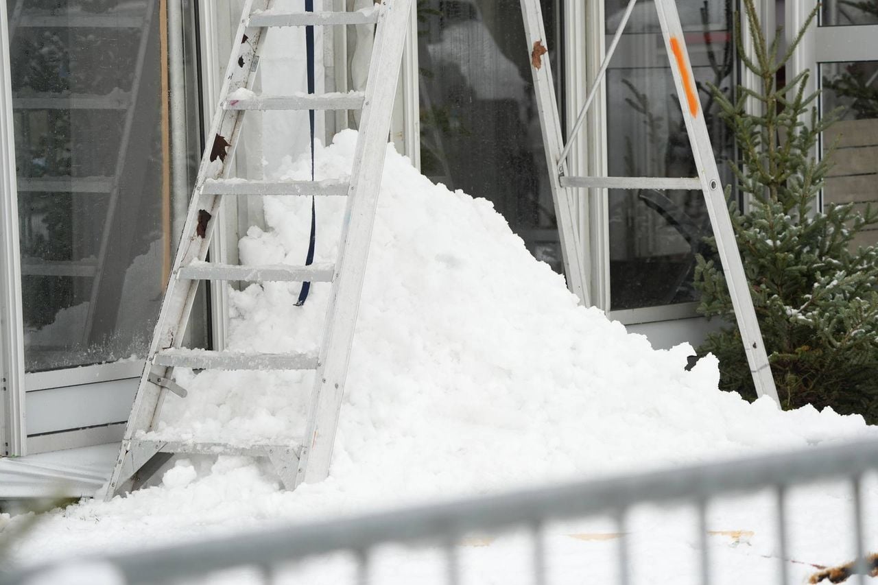 Een grote hoeveelheid sneeuw komt van het dak van de schaatsbaan in Dongen (foto: Jeroen Stuve / Persbureau Heitink).
