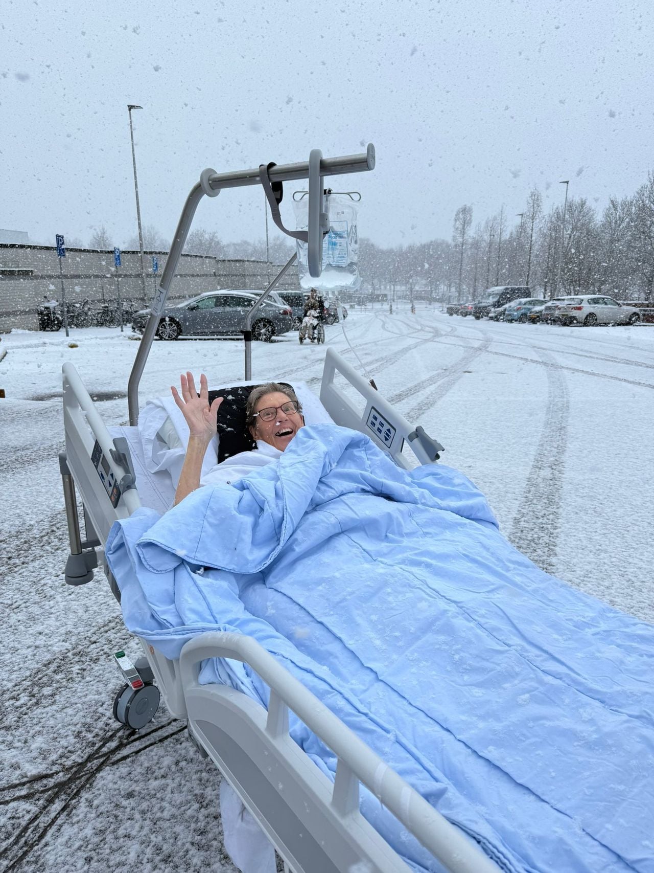 Franci genoot van de sneeuw vanuit haar ziekenhuisbed (foto: Oncologie-afdeling Catharina Ziekenhuis / Instagram).