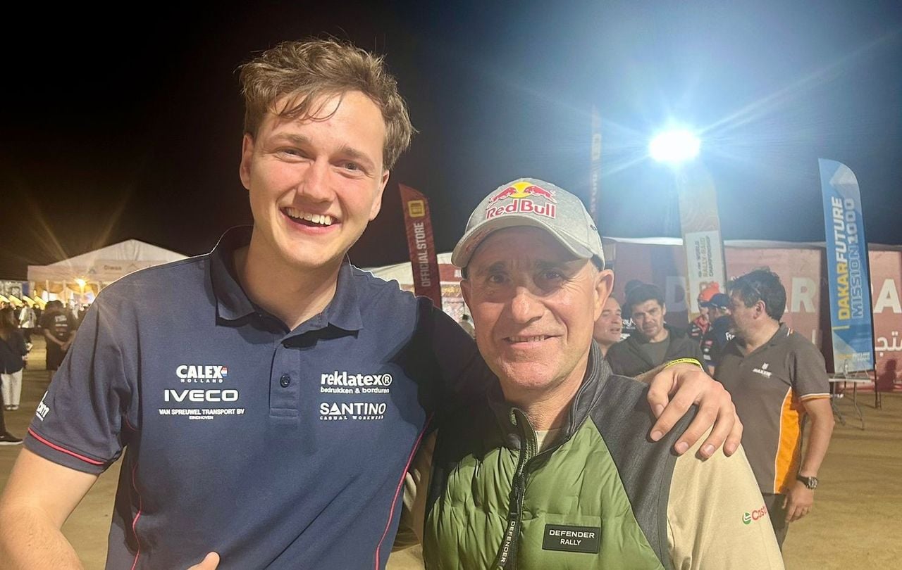 Marnix Leeuw op de foto met zijn voorbeeld Stéphane Peterhansel,