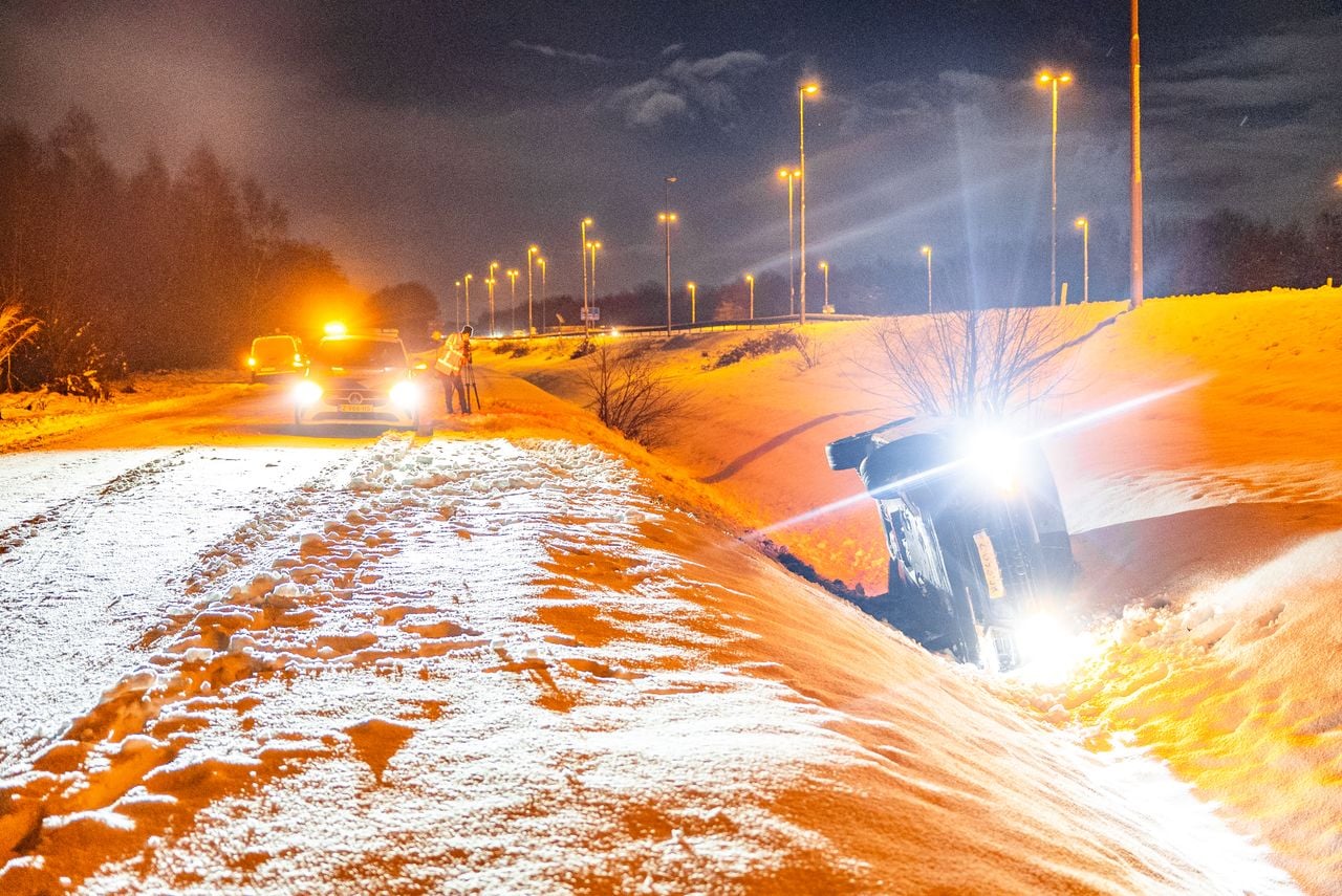 De politie onderzoekt hoe een in Oss een auto van de weg raakte en in een sloot terechtkwam (foto: Lucas Lammers/Persbureau Heitink).