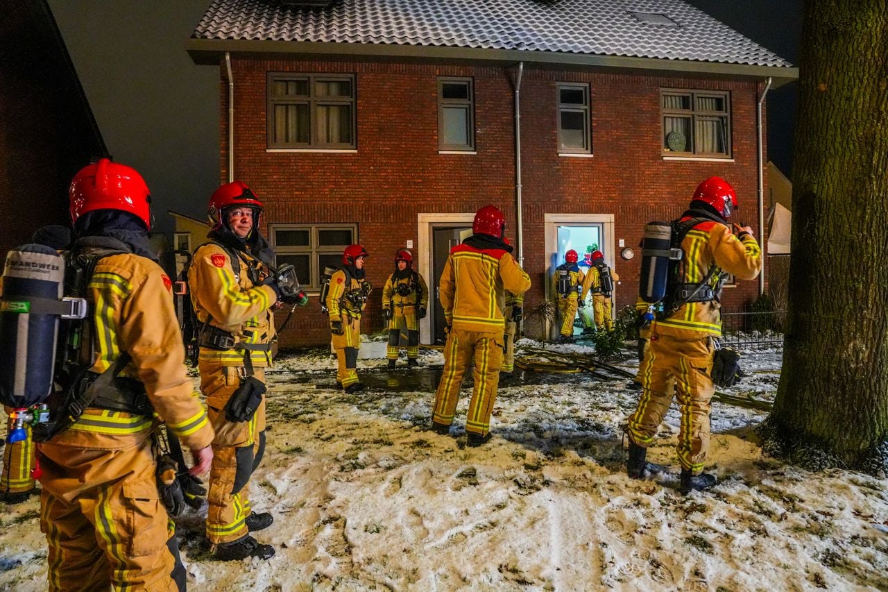 De brandweer had de brand in Heeze na een uur onder controle (foto: Dave Hendriks/Persbureau Heitink).