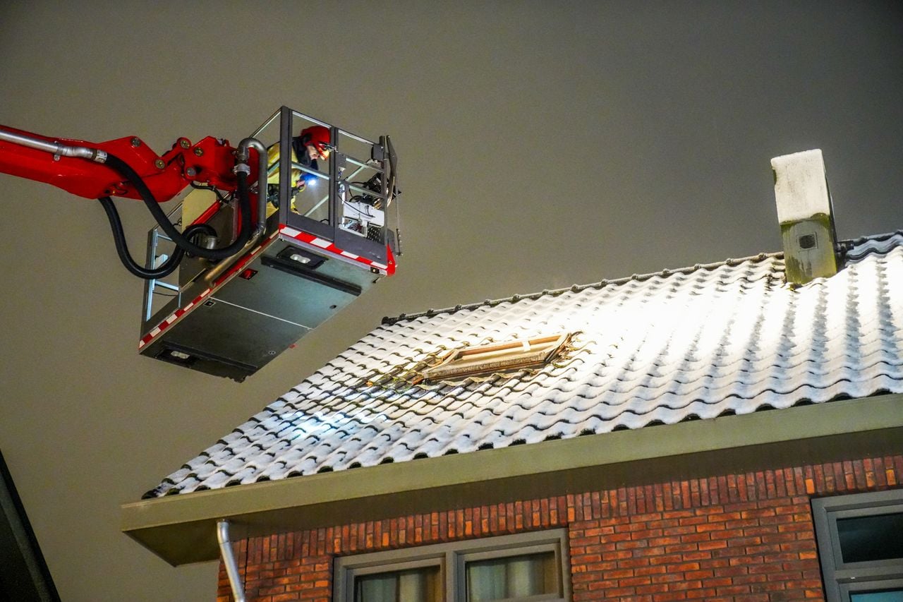 Het vuur woedde op de zolder van het huis in Heeze (foto: Dave Hendriks/Persbureau Heitink).