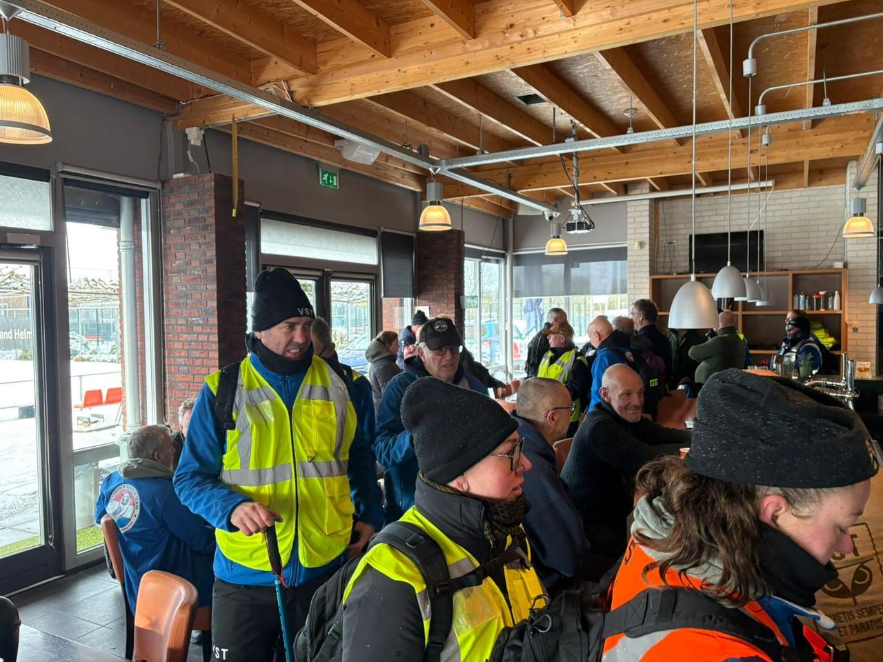De veteranen verzamelen zich in de kantine (foto: Wilco Zonneveld).
