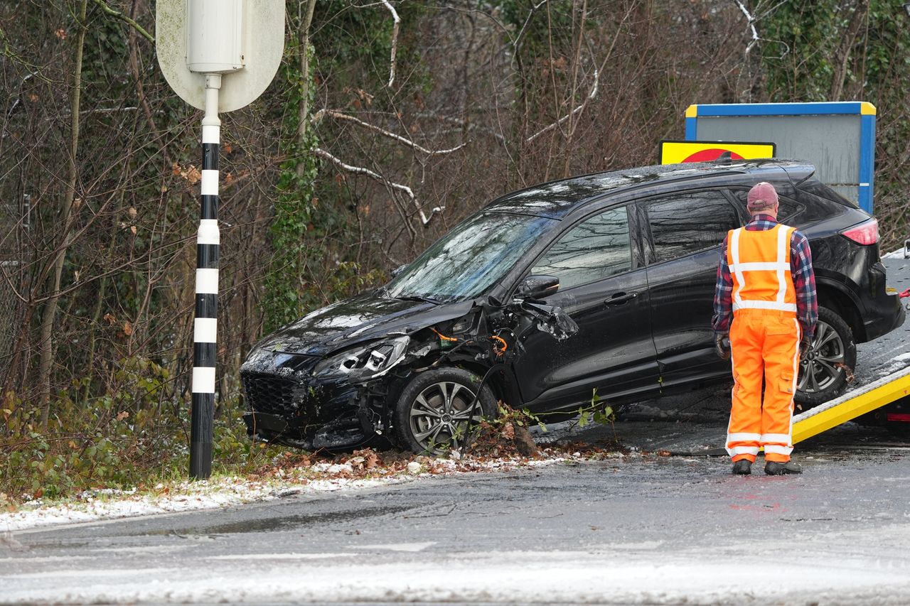 De auto is getakeld door een bergingsbedrijf (foto: Jeroen Stuve / Persbureau Heitink).