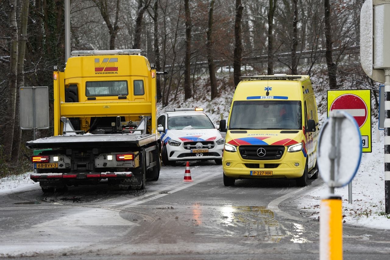 De auto raakte door gladheid van de weg (foto: Jeroen Stuve / Persbureau Heitink).