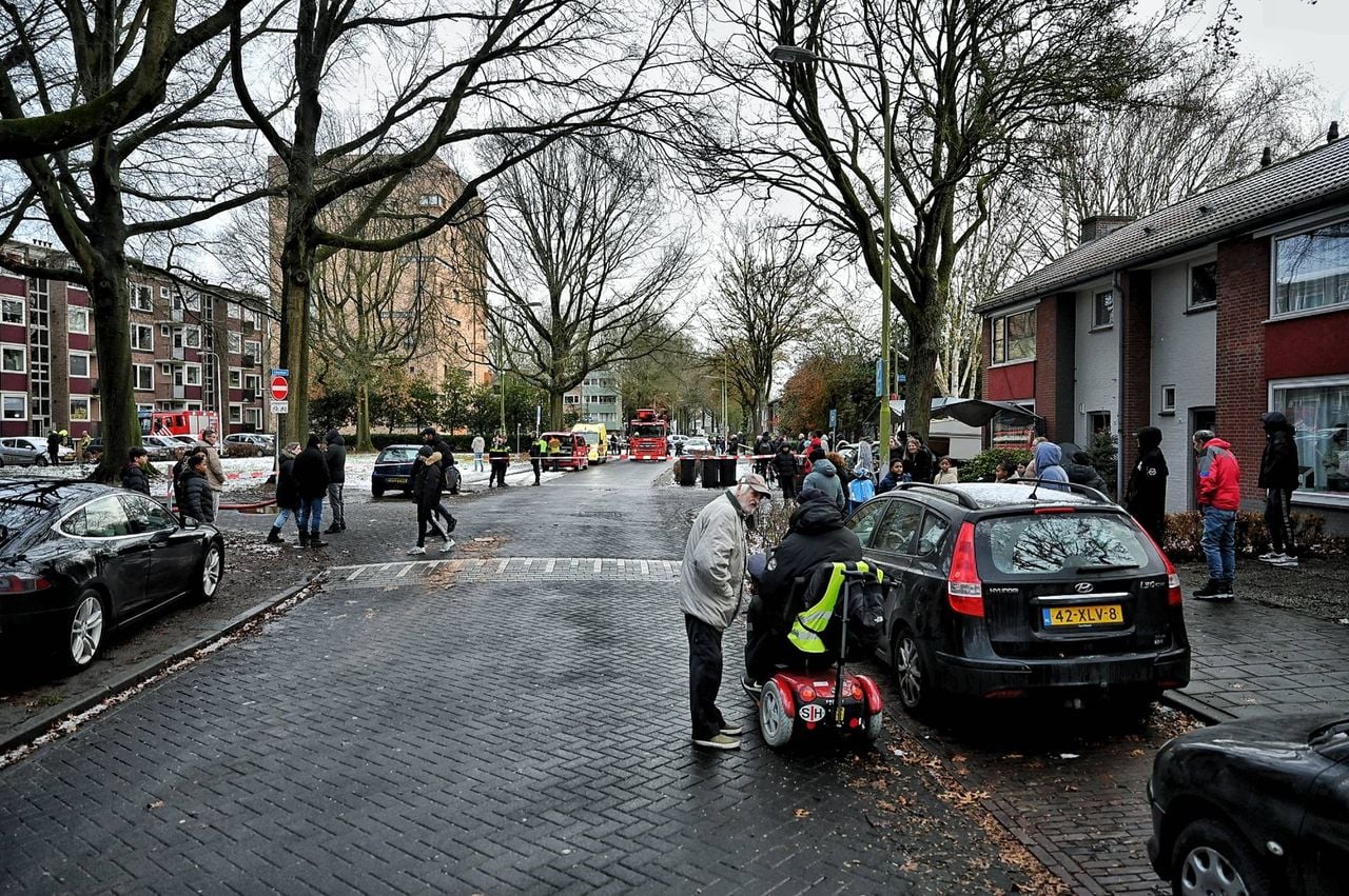De brand trok veel bekijks (foto: Toby de Kort / Persbureau Heitink).