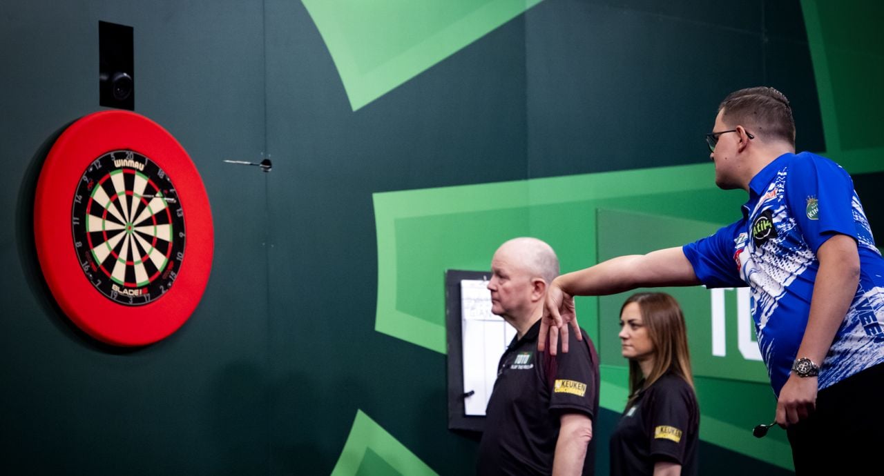 Gian van Veen tijdens de eerste ronde van de Dutch Darts Masters.