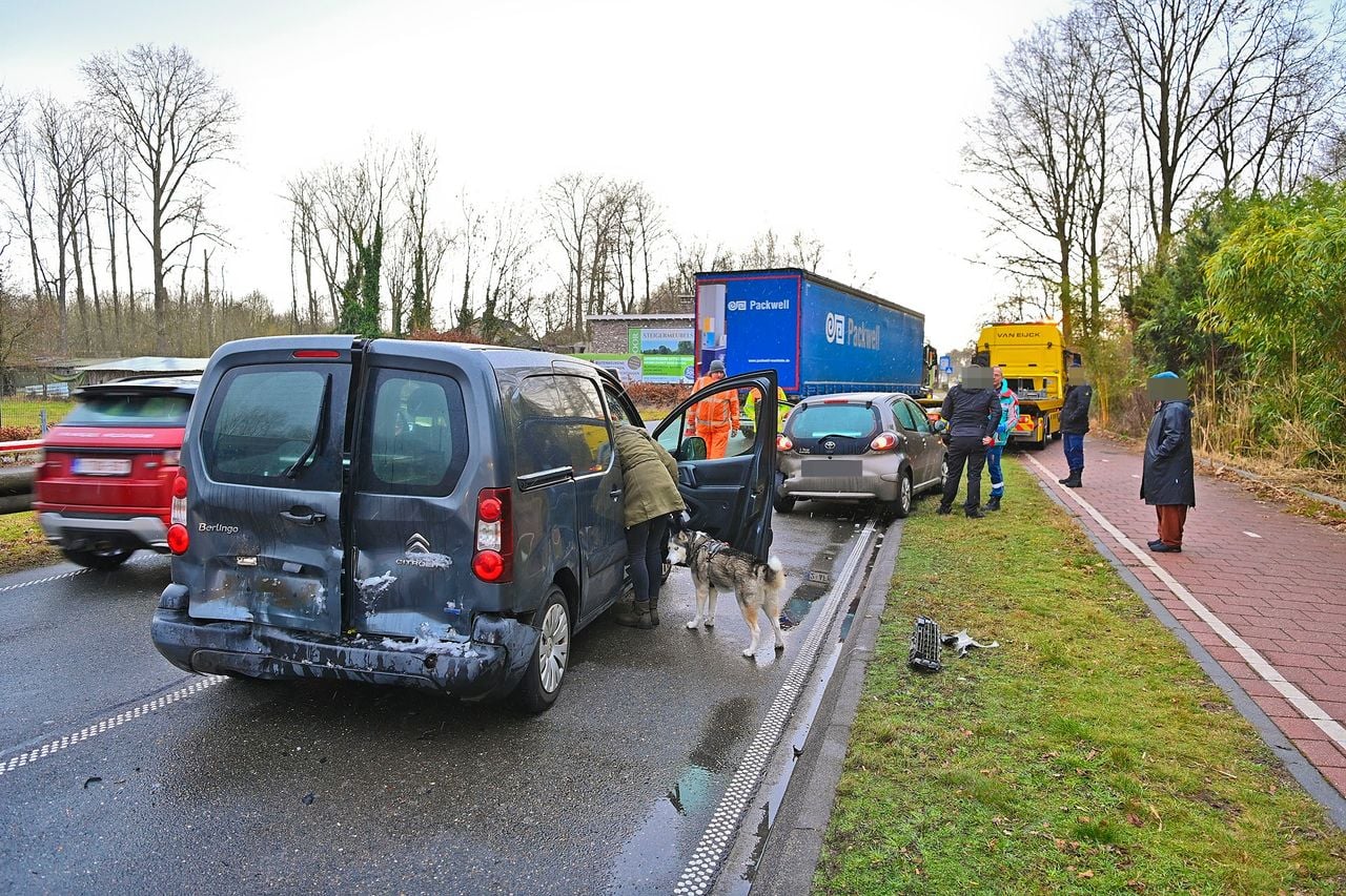 Het ongeluk gebeurde op de weg richting België (foto: Rico Vogels / Persbureau Heitink).