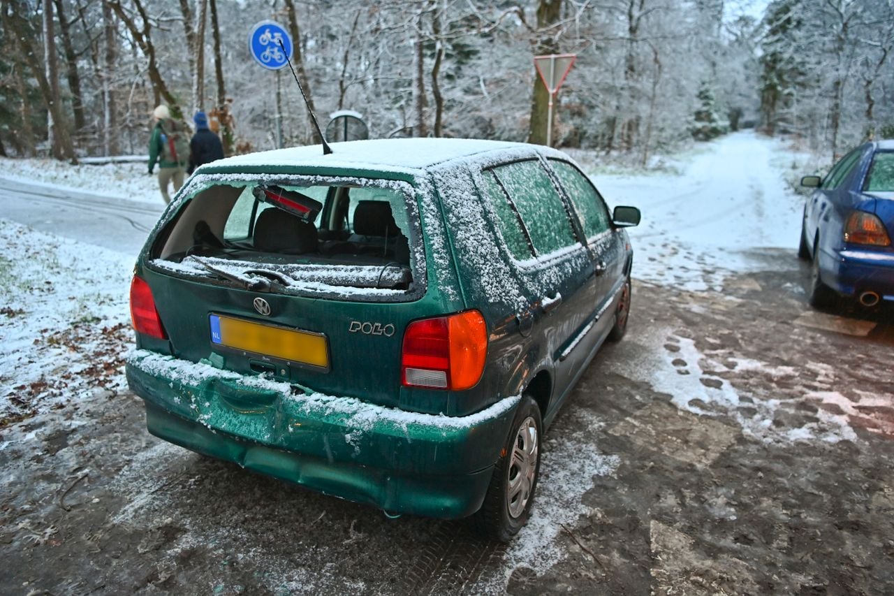 De auto's raakten licht beschadigd (foto: Rico Vogels / Persbureau Heitink).
