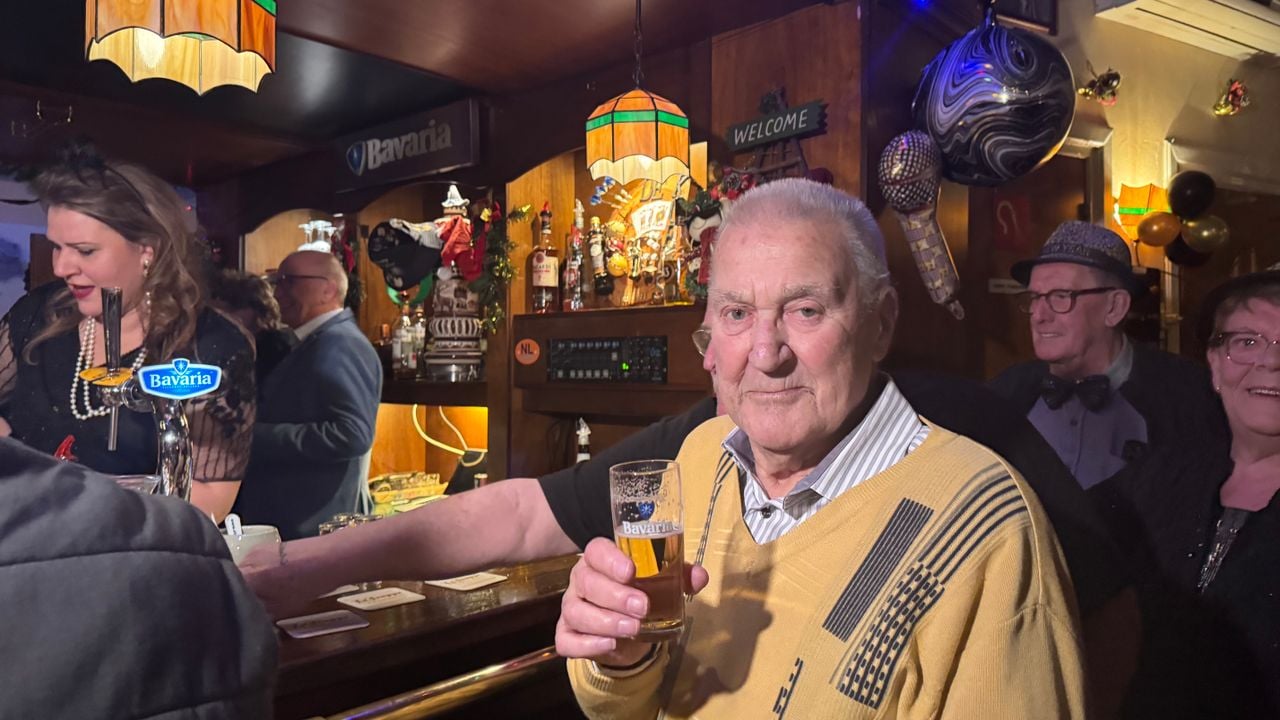 De oudste gast, Theo Teeuwsen, aan de bar (foto: Omroep Brabant).