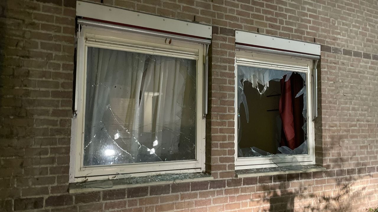 De ramen zijn ingegooid met bakstenen (privéfoto).