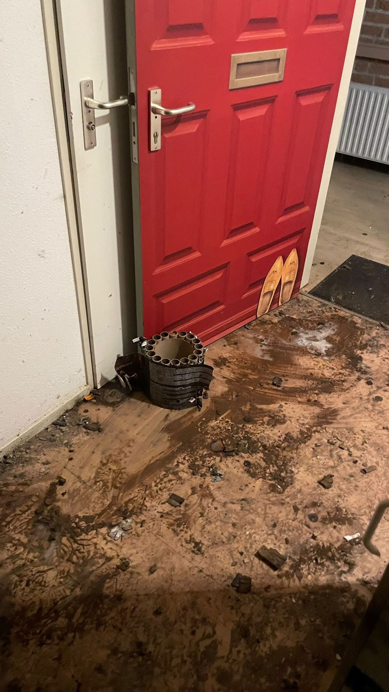 Er werd zwaar vuurwerk in het huis gegooid (privéfoto).