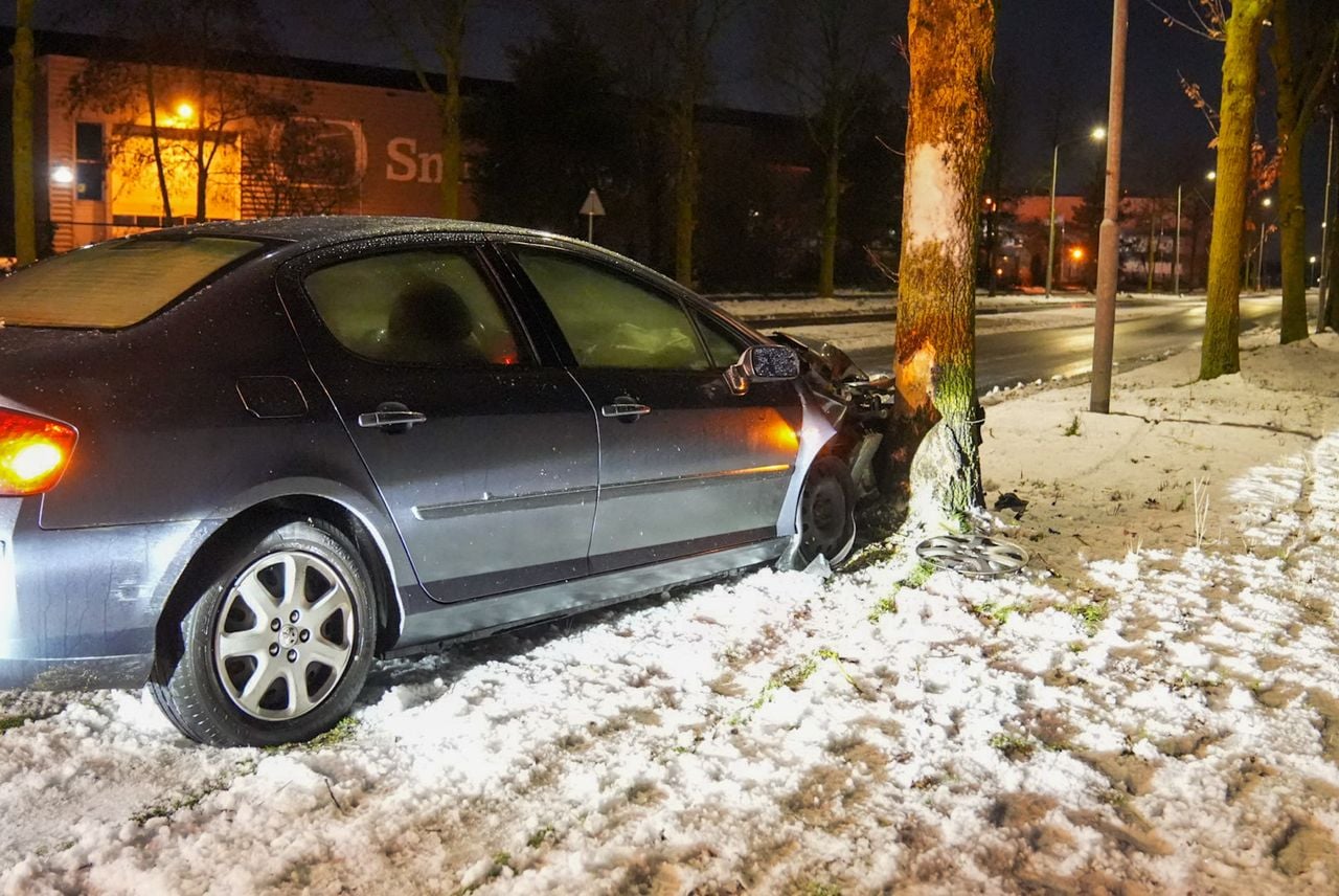 De bestuurder kwam met de schrik vrij (foto: Harrie Grijseels / Persbureau Heitink).