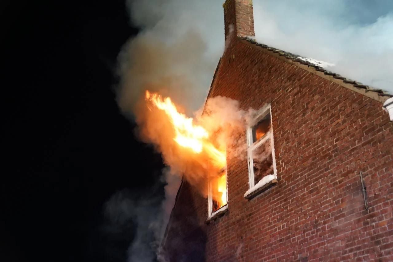 De brand brak zondagavond uit (foto: Bart Meesters).