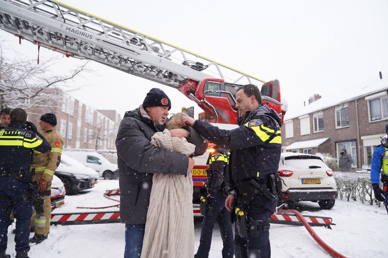 Alle vijftien appartementen in het complex zijn geëvacueerd (foto: Bart Meesters/Persbureau Heitink).