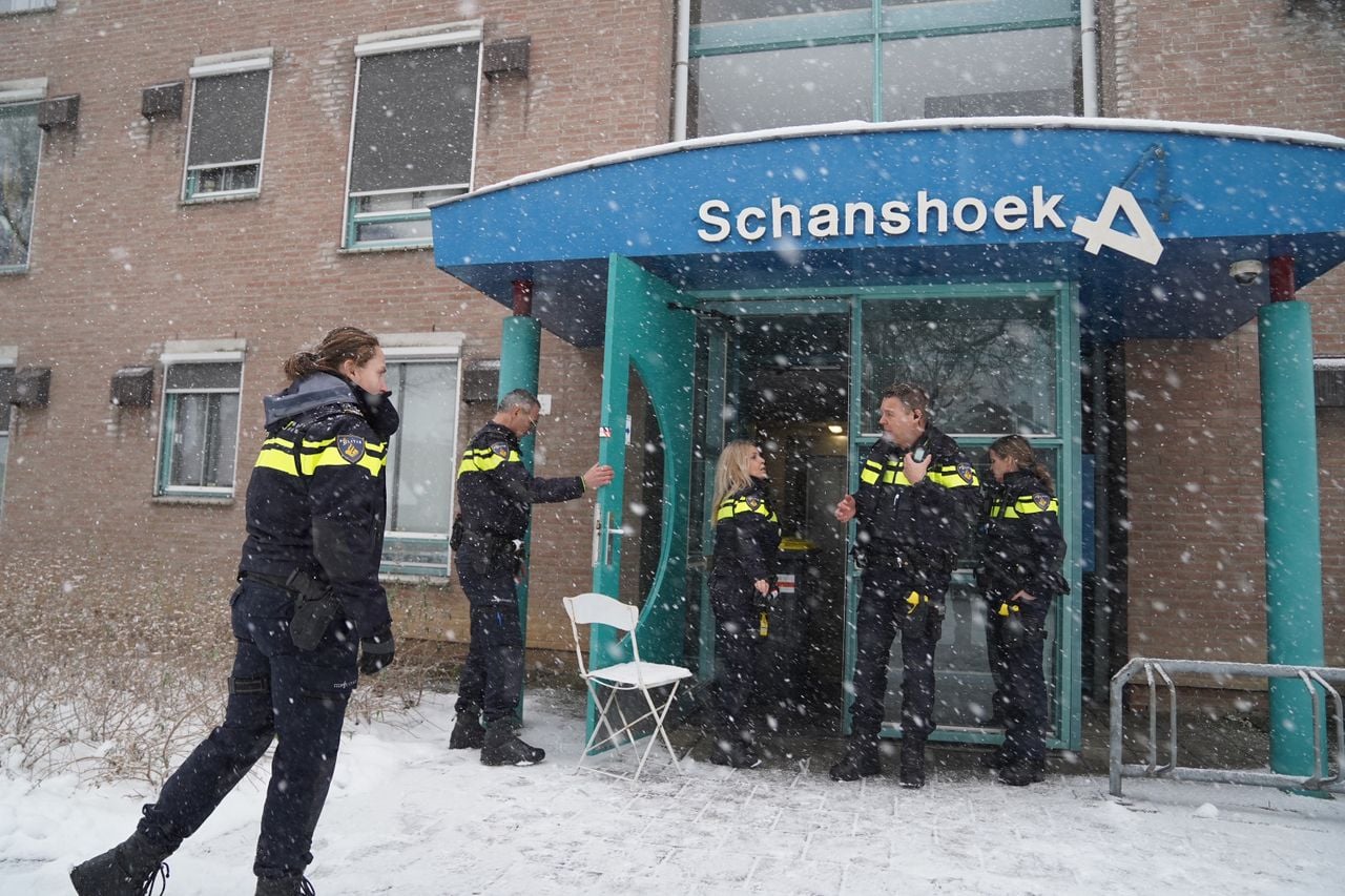 De geëvacueerde bewoners worden tijdelijk opgevangen in wijkgebouw De Schans (foto: Bart Meesters / Persbureau Heitink).