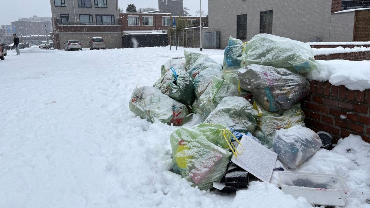 In het centrum van Helmond blijft het PMD-afval voorlopig liggen