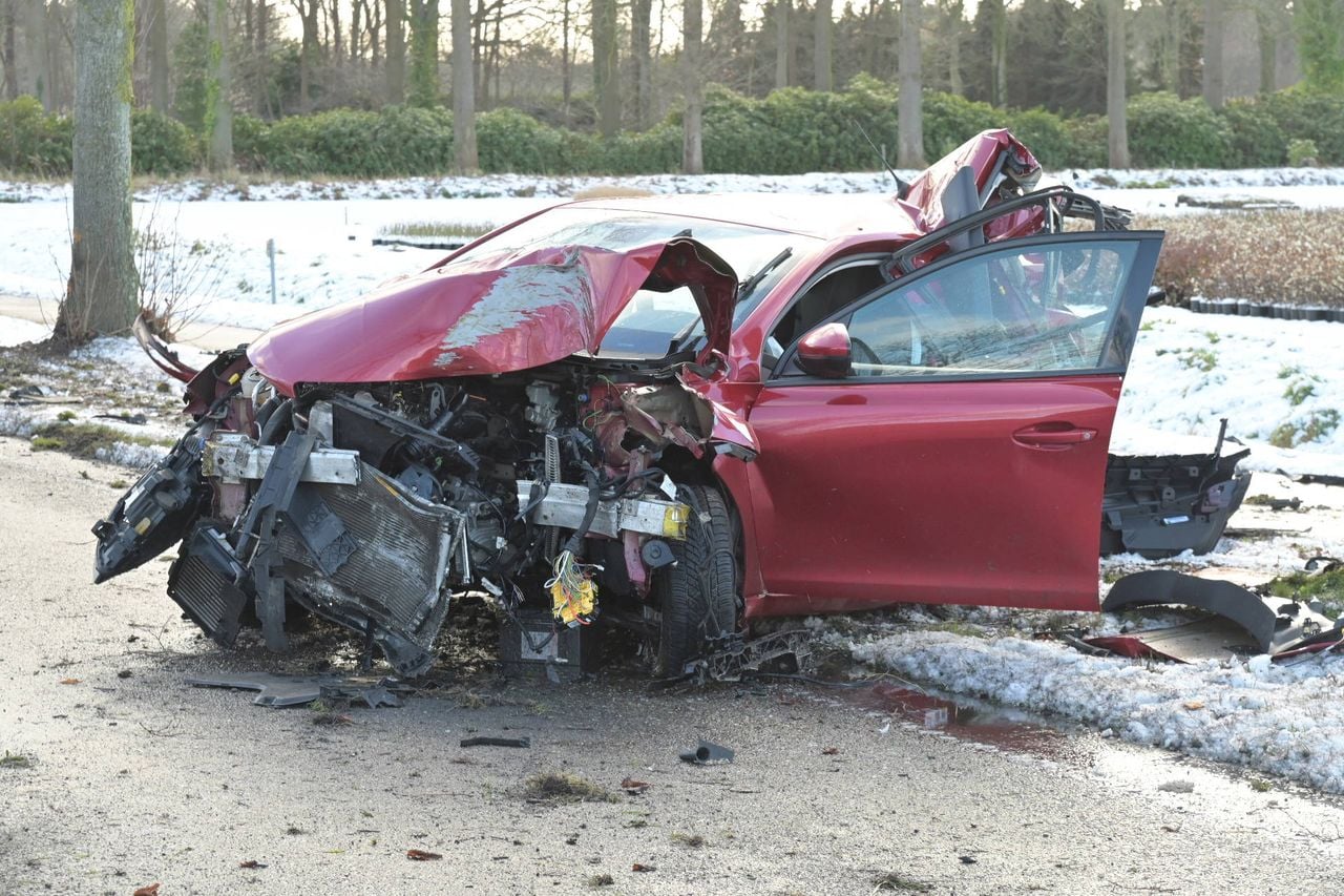 Van de auto bleef na de botsing in Zundert weinig over (foto: Perry Roovers/Persbureau Heitink).