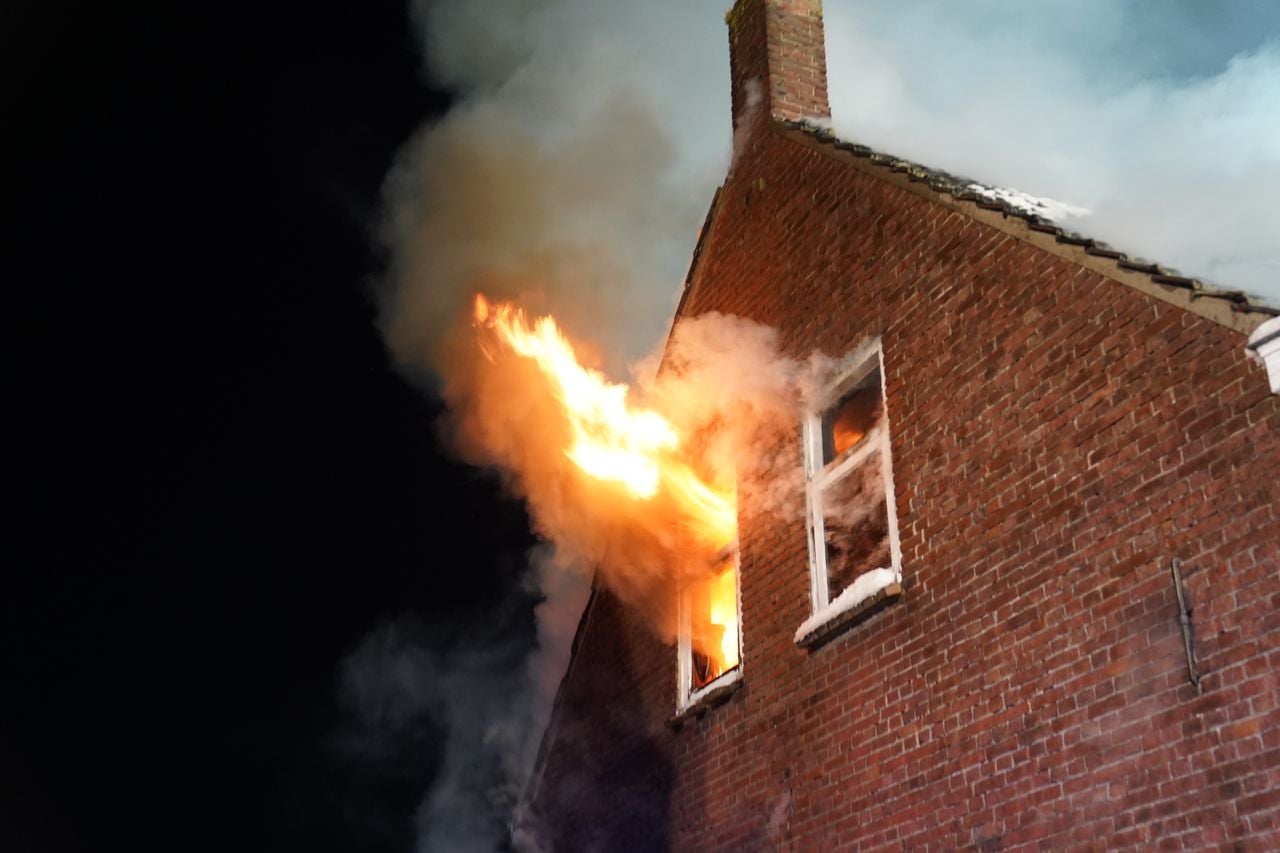 De vlammen slaan uit het dak (foto: Bart Meesters).