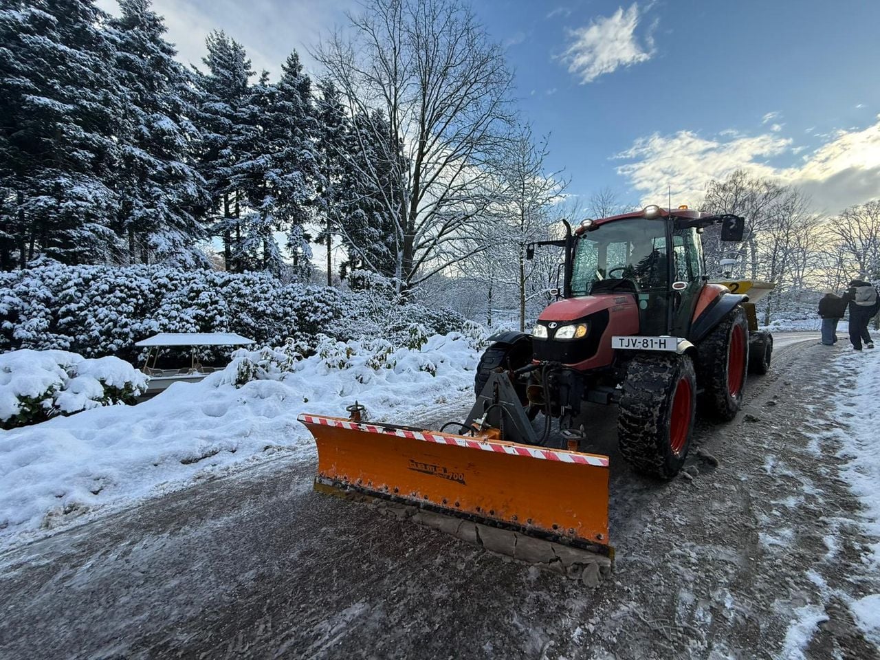 Sneeuw wordt geruimd bij de Efteling (foto: Bart Meesters - persbureau Heitink).