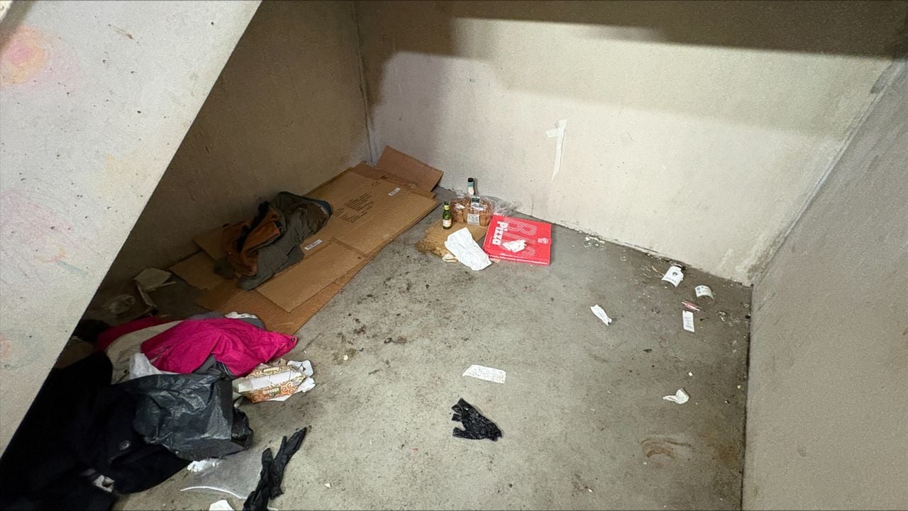 De sporen onder deze noodtrap laten zien dat hier kort geleden nog iemand was