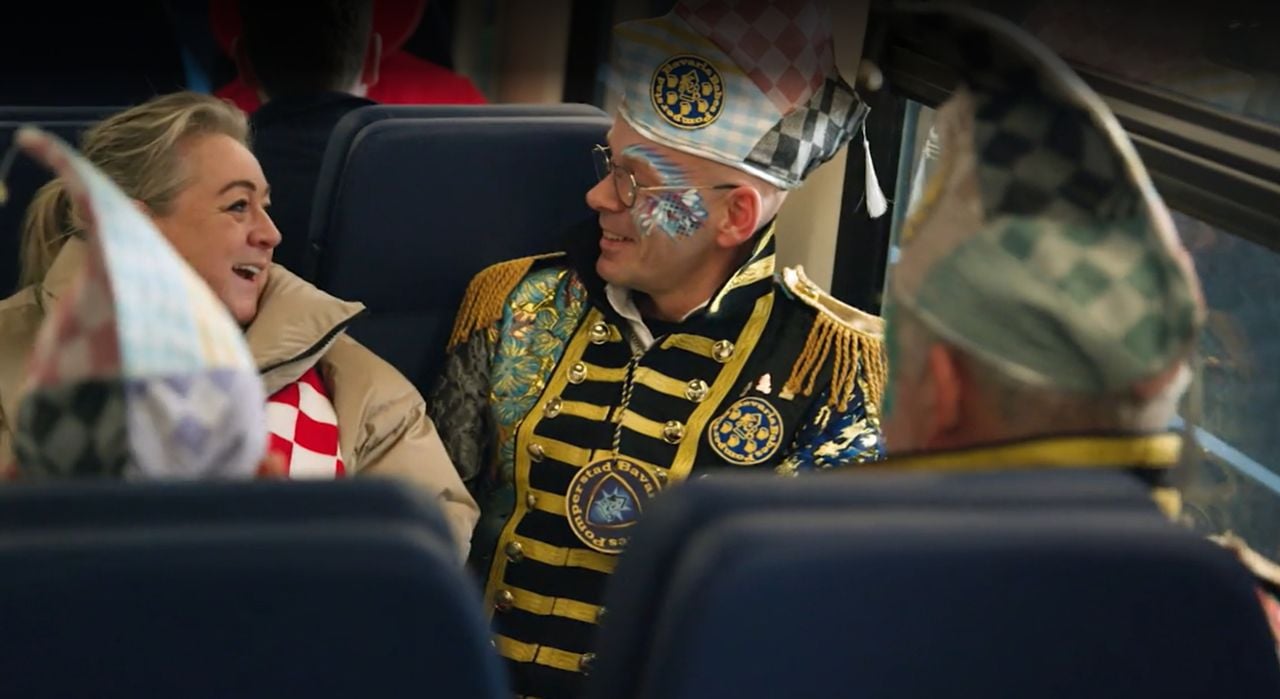 Christel in gesprek met carnavalsvierders uit Ravenstein (Beeld: Omroep Brabant).