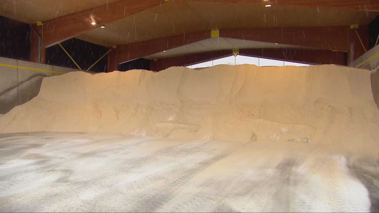 Tweede loods strooizout die alweer half leeg is