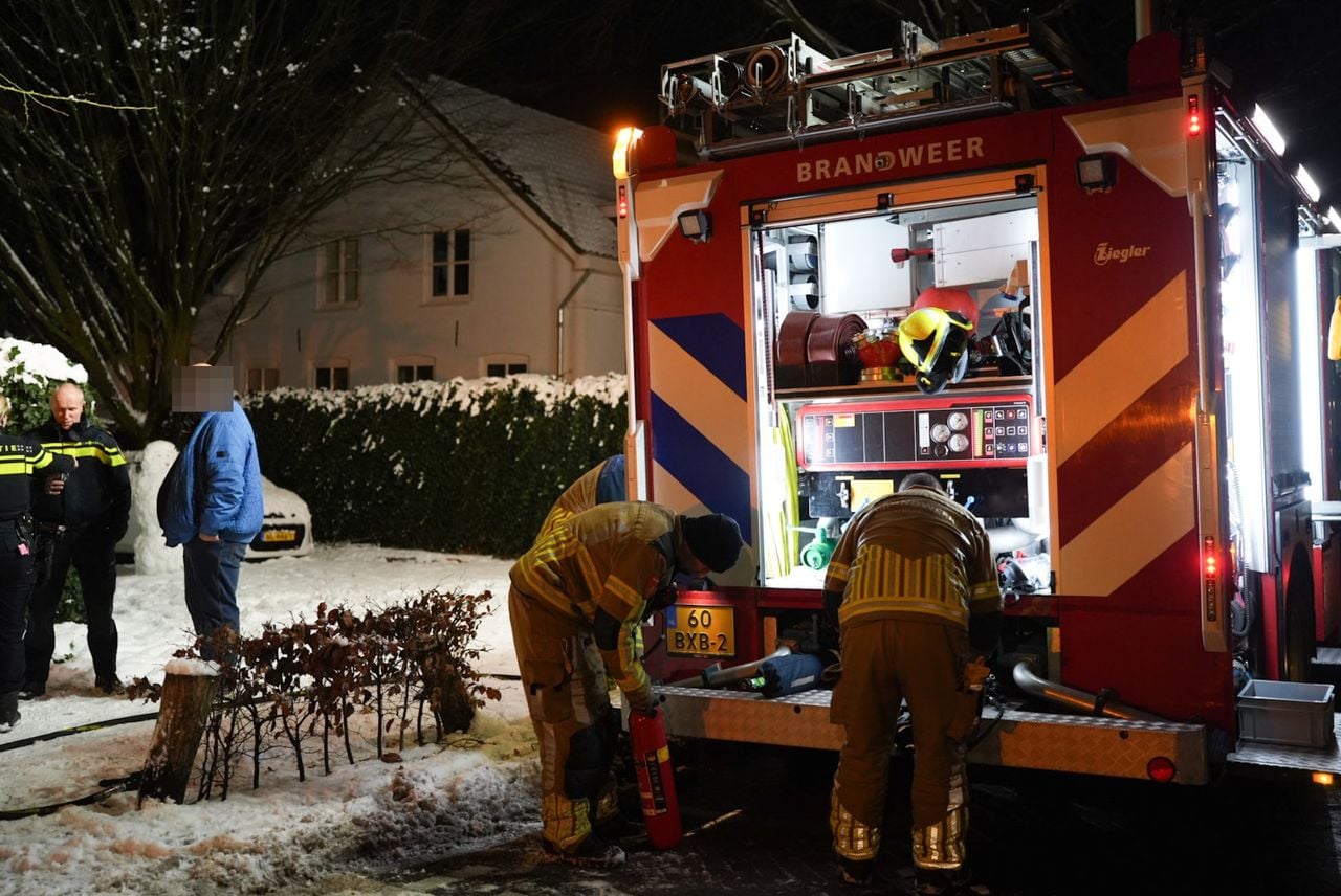 De bewoners gingen op onderzoek uit toen de stroom plotseling uitviel (foto: Erik Haverhals/Persbureau Heitink).