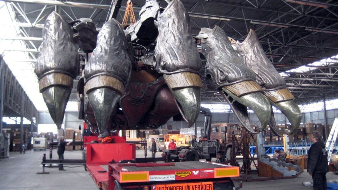 De vuurspuwende draak Draconicon uit de Efteling-parkshow Raveleijn werd gebouwd door Heavy Decor in Raamsdonksveer (foto: Heavy Decor)