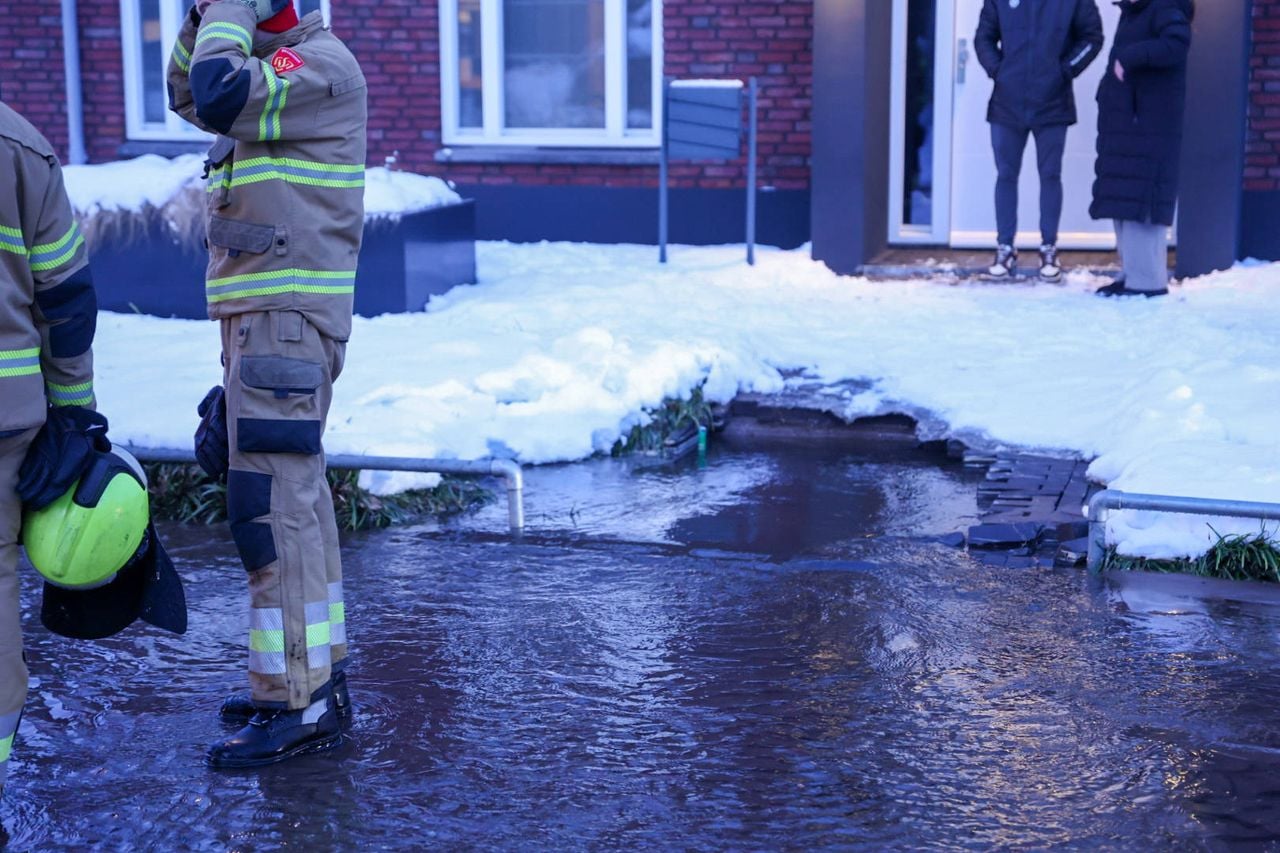 Het water stroomt door de straat (foto: Addy Smits / Persbureau Heitink).