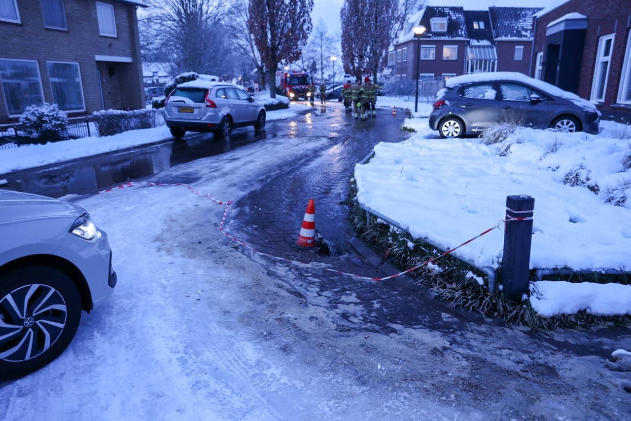 De leiding zou gesprongen zijn door een te hoge waterdruk (foto: Addy Smits / Persbureau Heitink).