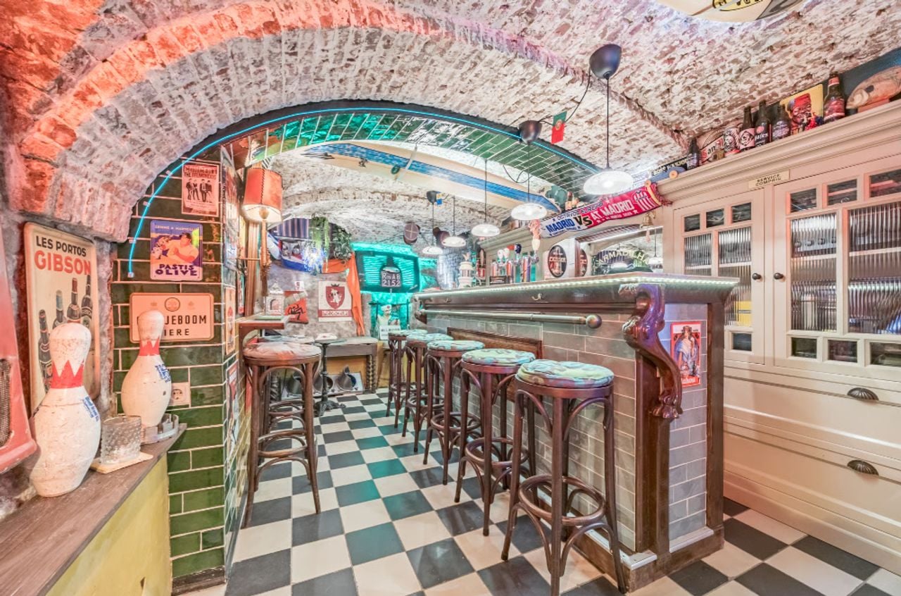 De bar in de kelder (foto: Hans Janssen Makelaars Grave).