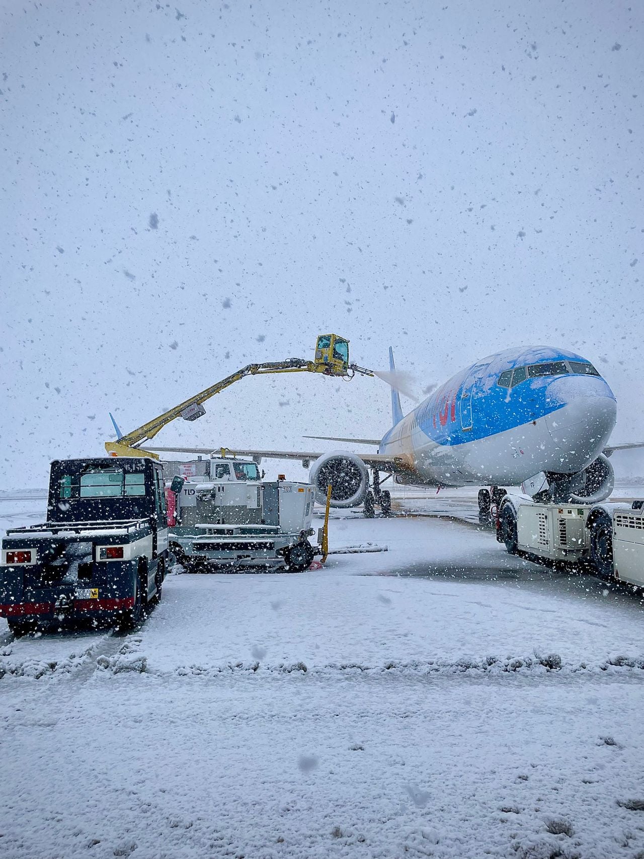 Een vliegtuig wordt in het winterse weer gereedgemaakt voor vertrek.
