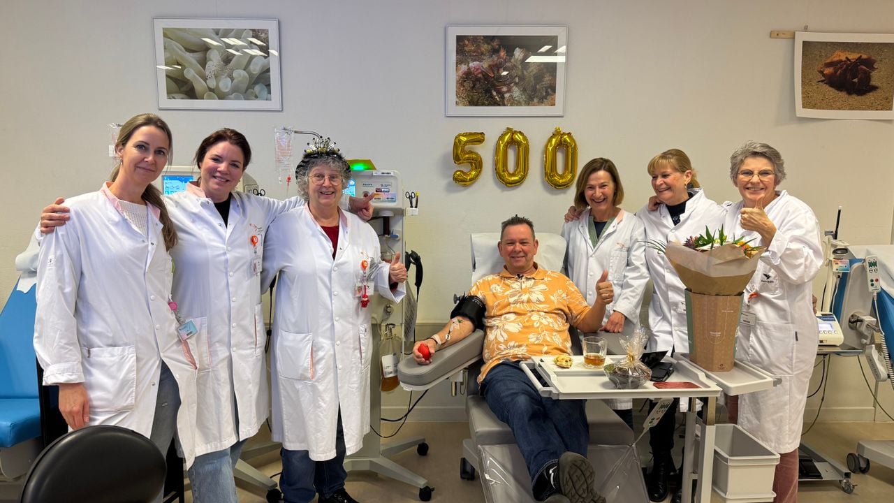 Hans werd feestelijk onthaald bij zijn 500ste keer bloedplasma doneren (foto: Omroep Brabant).