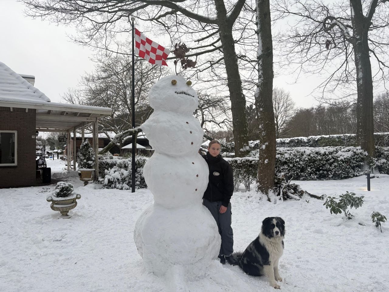 Een sneeuwpop van bijna drie meter in Tilburg, gemaakt door Max (16) en Anna Peeters (14).