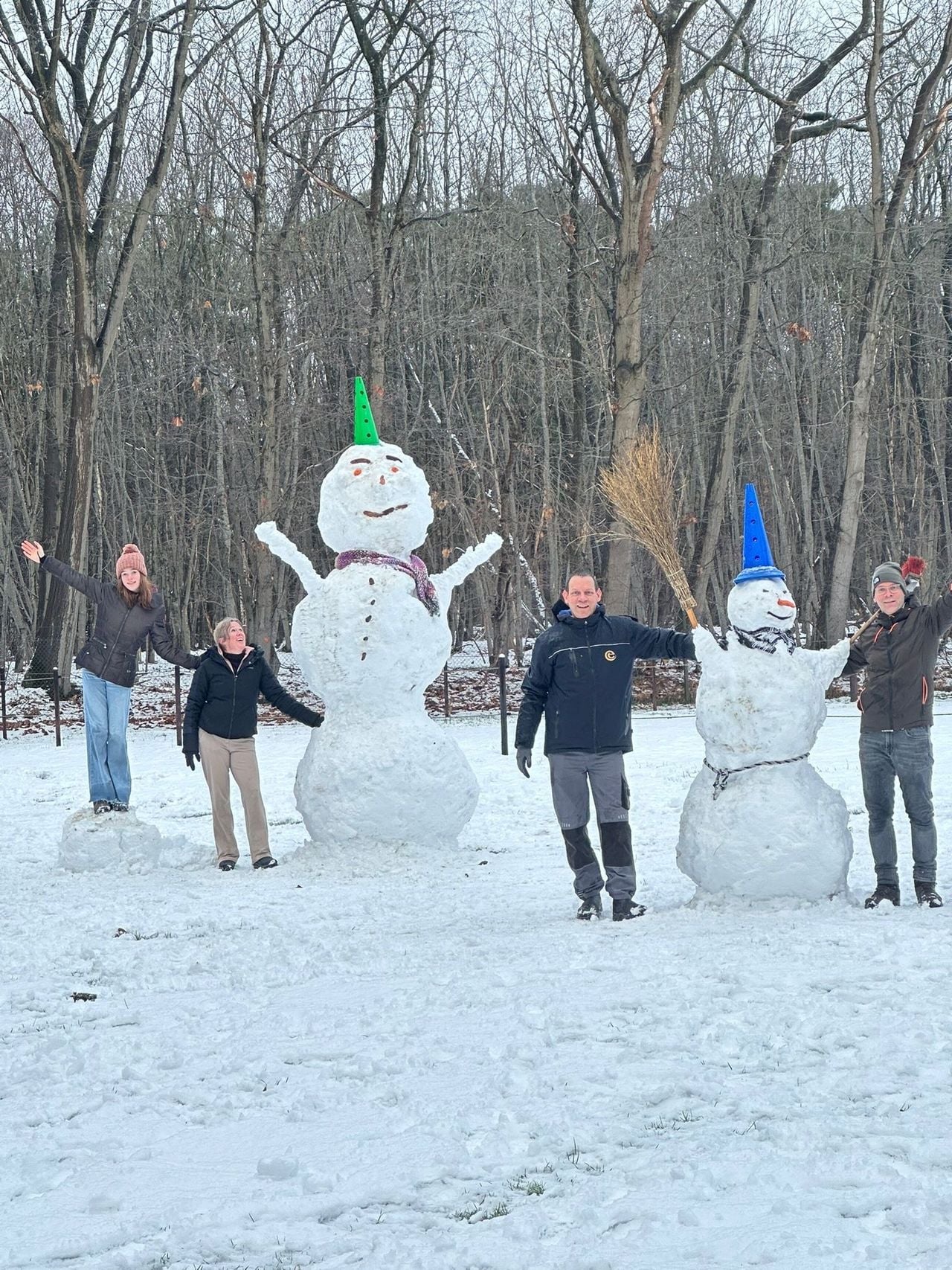 Grote sneeuwpoppen van de familie Mol in Dorst. 