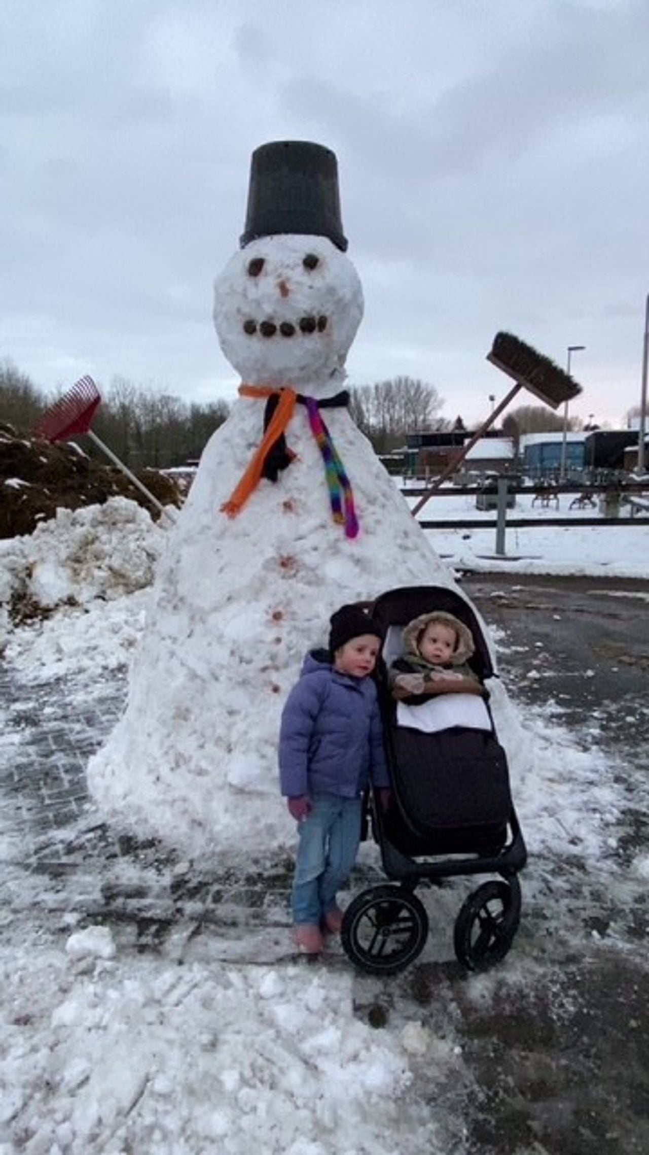 Een grote sneeuwpop in Schijndel