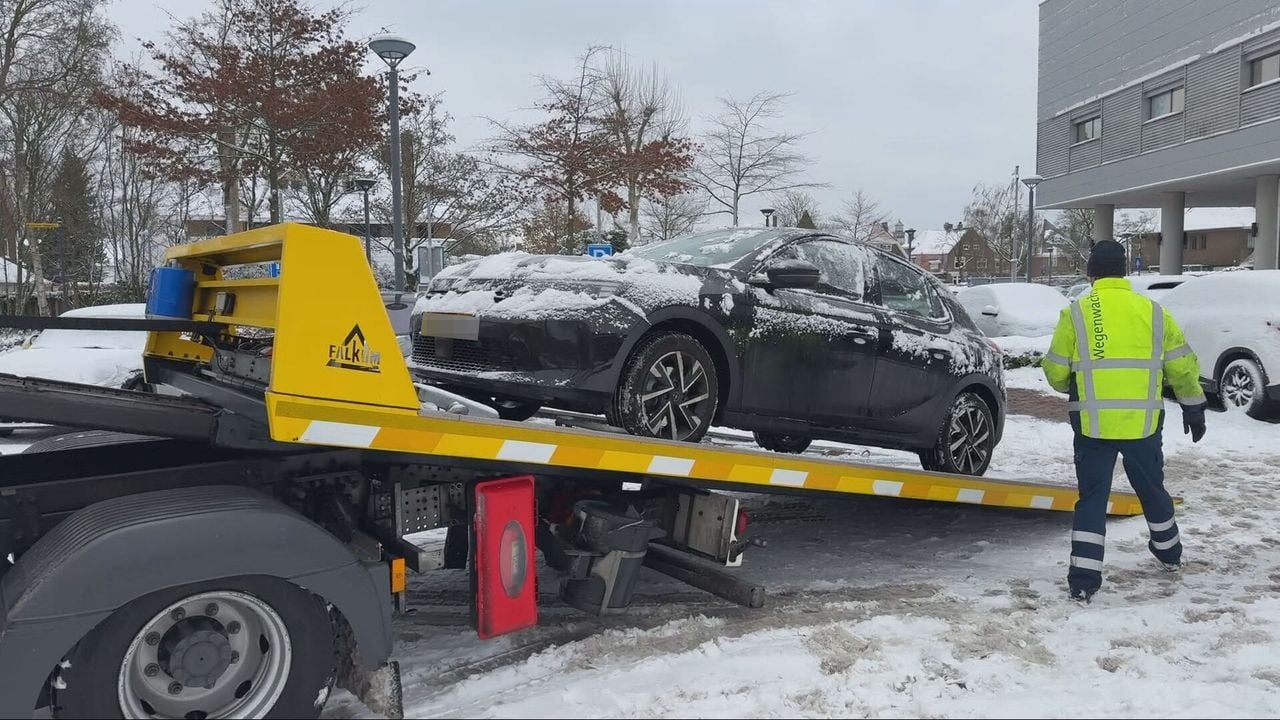 De auto van anesthesist Guy wordt op de takelwagen gezet (Foto: Omroep Brabant.)