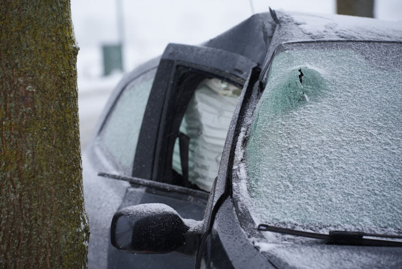 De auto raakte flink beschadigd (foto: Erik Haverhals/Persbureau Heitink).